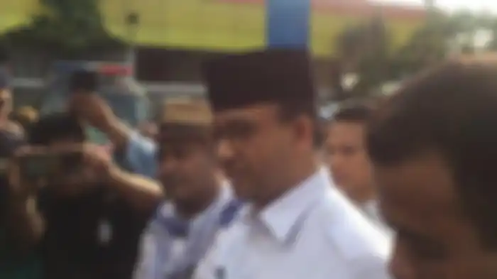 Anies Baswedan menyambut jenazah ustaz Arifin Ilham di bandara Halim Perdana Kusuma, Jakarta Timur.