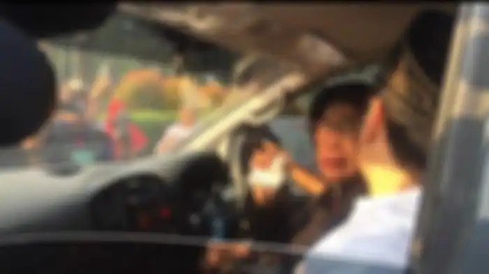 Ibunda almarhum Ustaz Arifin Ilham, Nurhayati duduk di mobil jenazah yang membawa almarhum buah hatinya, Kamis (23/5/2019). 