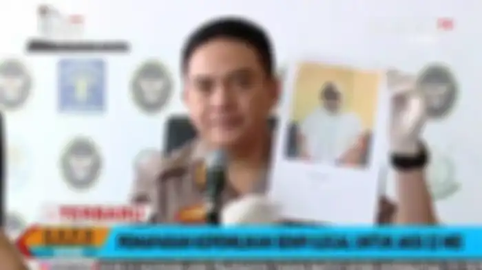 Irjen Muhammad Iqbal menunjukkan foto tersangka AV (Tangkap layar Kompas TV)