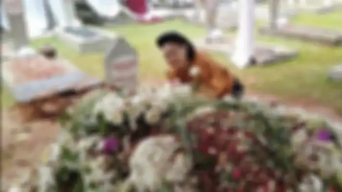 Wanita mkisterius yang menangis di makam Ani Yudhoyono