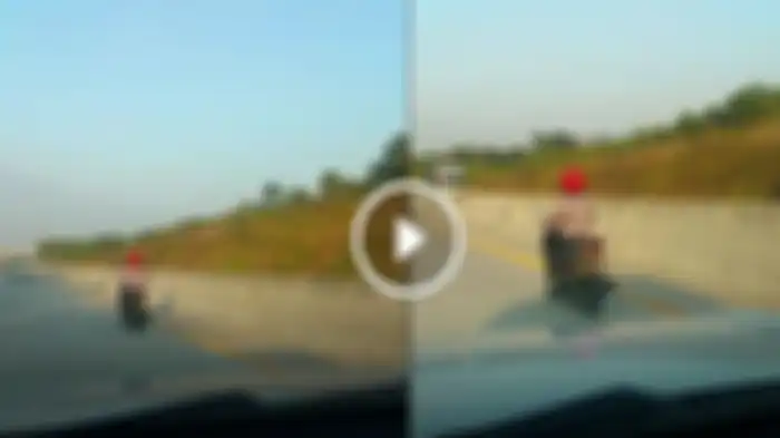 Honda Vario yang dikendarai seorang ibu-ibu nyelonong masuk jalan tol