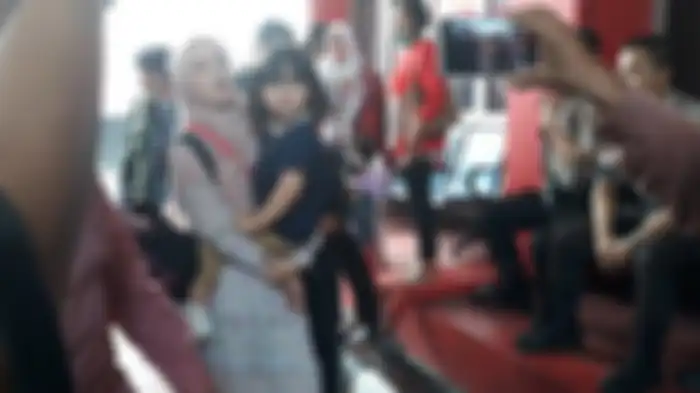 Mulan Jameela saat membesuk Ahmad Dhani di Rutan Klas 1 Cipinang, Jakarta Timur, Kamis (13/6/2019). 