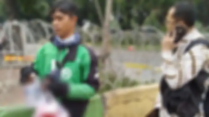 Seorang driver ojol, Awal, sedang menunggu pemesan makanan, di depan blokade polisi, dekat Museum Gajah atau Museum Nasional, Jalan Medan Merdeka Barat, Jumat (14/6/2019). 