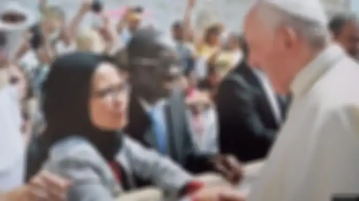 Dewi Praswida bertemu dan bersalaman dengan Paus di Basilika Santo Petrus, Vatikan, hari Rabu (26/6) lalu. Foto ini viral dan mendunia.