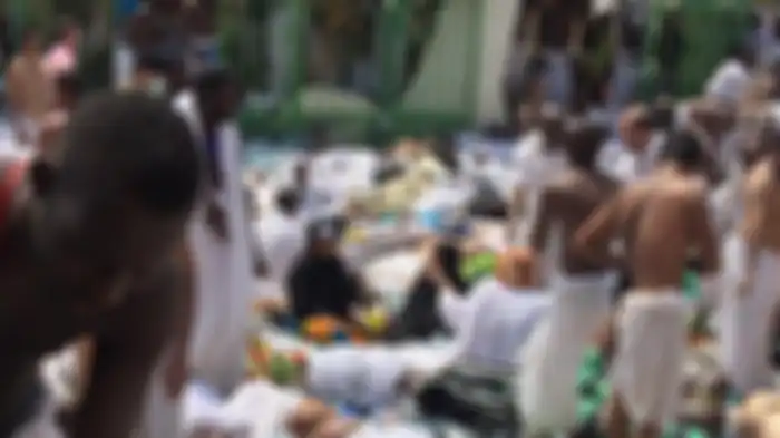 Petugas mengevakuasi jamaah Haji korban tragedi Mina, Arab Saudi, Kamis (24/9/2015). Sebuah musibah kembali terjadi di Mina usai jamaah Haji melakukan ritual lempar jumrah, 400 jamaah menjadi korban dan 220 diantaranya meninggal dunia.