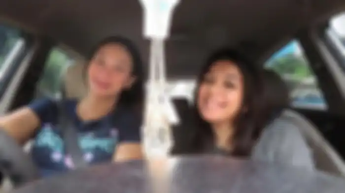 Amanda jalan dengan Dian Nitami pada hari Minggu