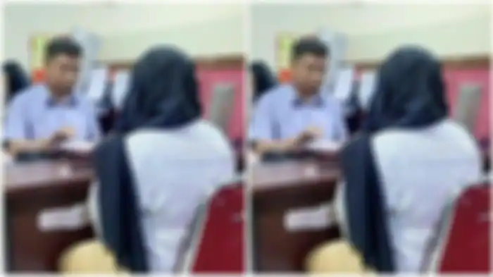 Mahasiswi pelaku rekayasa penculikan dan pemerasan terhadap orangtuanya, RZ ketika diperiksa pihak kepolisian.