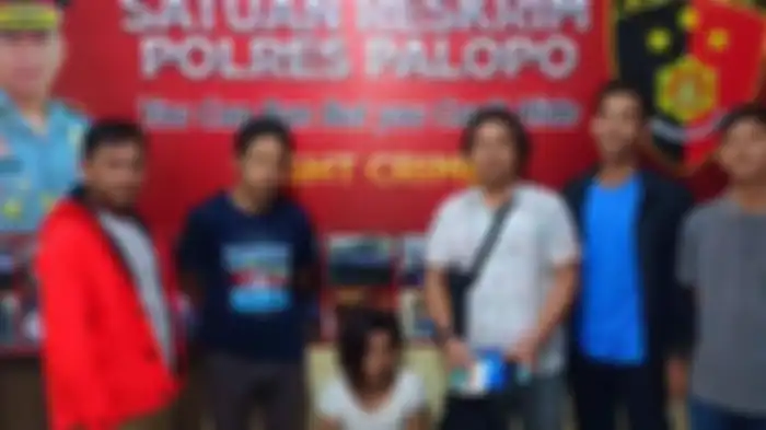 Seorang waria diamankan Satreskrim Polres Palopo karena telah melakukan tindak pidana penipuan melalui aplikasi Whats App kepada korbannya, Jumat (12/07/2019). 