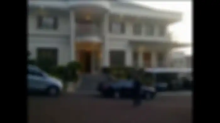 Rumah Nia Daniaty dan Farhat Abbas