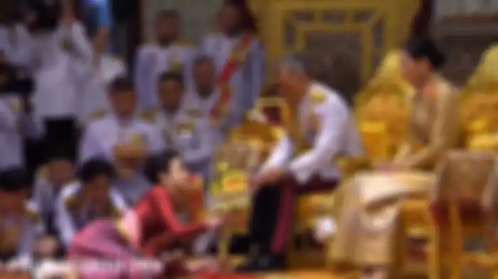 Raja Thailand, Raja Vajiralongkorn mengangkat selir resmi (merah) di depan istri yang baru dinikahinya 3 bulan lalu.
