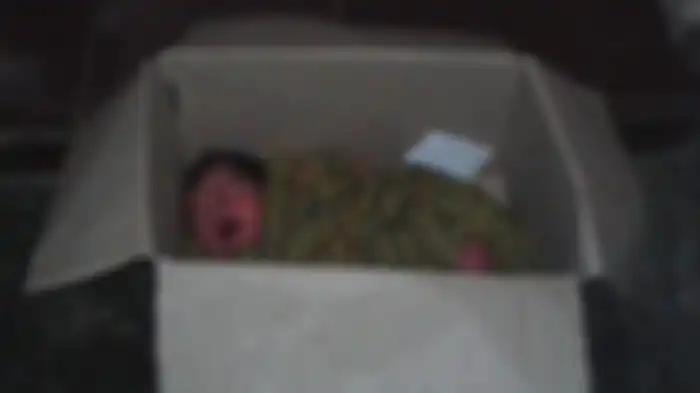 Bayi perempuan ditemukan dalam kardus bersama secarik pesan pilu