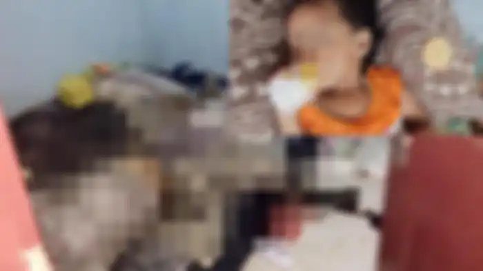 Balita terkunci bersama jasad ayahnya 