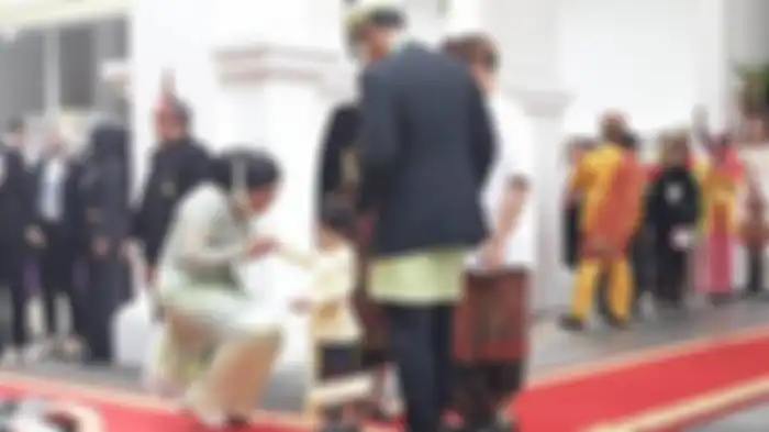 Momen ‎keakraban antara Annisa Pohan dengan cucu Presiden Jokowi, Jan Ethes di Halaman Istana Merdeka, Sabtu (17/8/2019). 