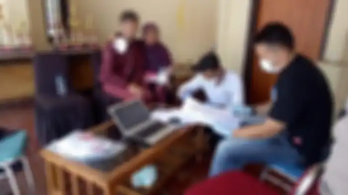 Tersangka A alias Rayya (jaket merah) diperiksa di Mapolres Garut, Selasa (20/8/2019). UPDATE VINA GARUT - Pelaku Masih Simpan Puluhan Video Vina Garut: Sakit Keras, Rayya Belum Ditahan. 