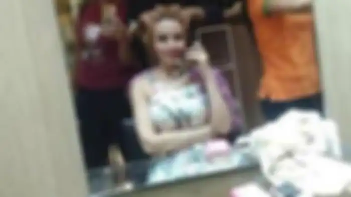 Barbie Kumalasari perawatan di salon. 