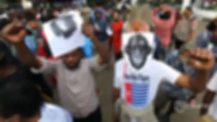 Sejumlah mahasiswa asal Papua yang tergabung dalam Ikatan Mahasiswa Tanah Papua (Imasepa) menggelar aksi damai di depan Gedung Sate, Jalan P Diponegoro, Kota Bandung, Jawa Barat, Kamis (22/8/2019). Aksi tersebut digelar untuk menyikapi isu yang berkembang pascaterjadinya dugaan tindakan rasis di Jaw