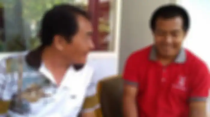 Yatimin (kanan) penderita ODGJ ngobrol bersama Bupati Banjarnegara Budhi Sarwono di rumah dinasnya, Jumat (23/8/2019).  
