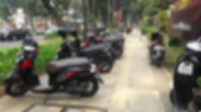Pejalan Kaki Geram, Pelantikan Anggota DPRD DKI Jakarta Trotoar Dipenuhi Parkir Motor
