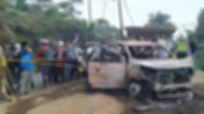 Sejumlah anggota Polres Sukabumi melakukan proses olah tempat kejadian perkara temuan dua jenazah dalam mobil terbakat di Cidahu, Sukabumi, Jawa Barat, Minggu (25/8/2019).