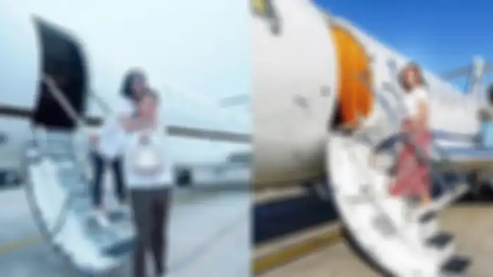 Berpose di depan pesawat jet pribadi