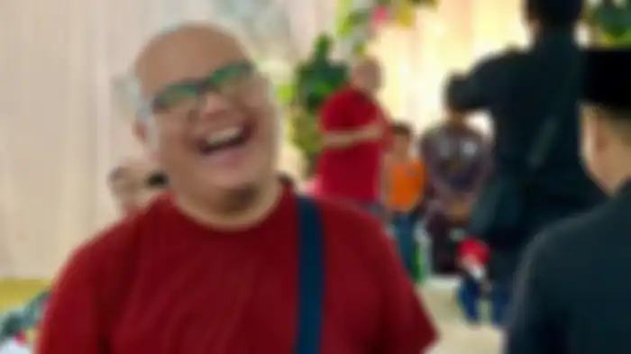 Amir tak bisa menahan gelak tawa ketika menemukan kembarannya