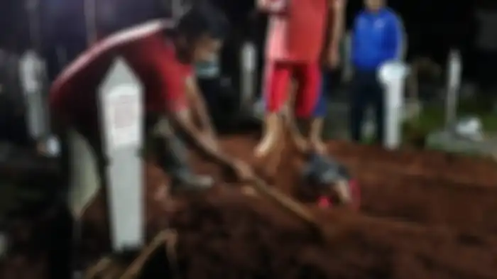 Proses penggalian makam almarhum Presiden ke-3 RI Bacharuddin Jusuf Habibie di Taman Makam Pahlawan (TMP) Kalibata, Jakarta Selatan, Rabu (11/9/2019) malam. 