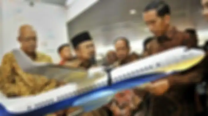 BJ Habibie memberikan penjelasan kepada Presiden Joko Widodo tentang pesawat R80. 