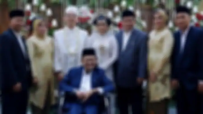 Seorang ART memberikan kesaksian sebelum BJ Habibie meninggal sempat rela datang ke rumahnya jadi saksi nikah anaknya. 