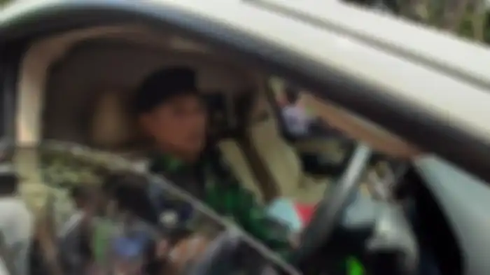 Serma Suharyanto mengantarkan jenazah BJ Habibie ke peristirahatan terakhir