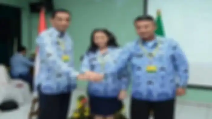 Widya Habibie (tengah) dengan seragam KORPRI