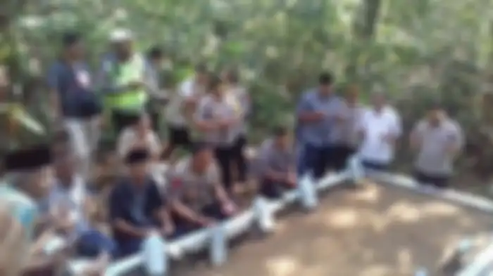 Terpilih Jadi Ketua KK Irjen Pol Firli Nyekar ke Makam Orang Tuanya 