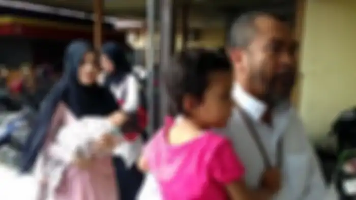 Penampilan Lutfiana Ulfa istri Syekh Puji yang tampak keibuan