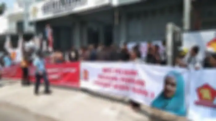 Spanduk dari warga Garut yang demo  Mulan Jameela 