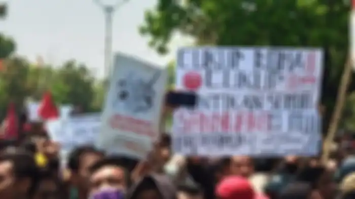 Aksi mahasiswa yang berdemo di Solo, dengan membawa poster serta spanduk persuasif, Selasa (24/9/2019) 
