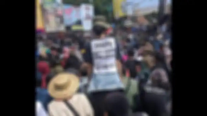 Mahasiswa di berbagai penjuru Indonesia serempak turun ke jalan berdemonstrasi, Selasa (24/9/2019). Di antara mereka tak sedikit membawa poster bernada kocak. 