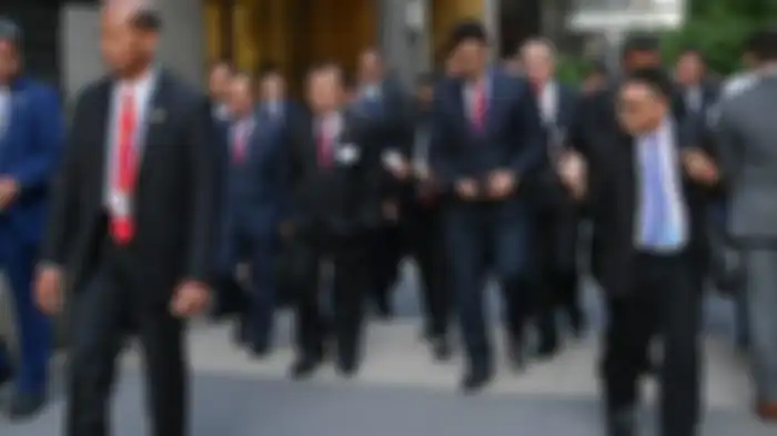 Wapres Jusuf Kalla bersama rombongan memilih berjalan kaki menuju markas PBB New York.