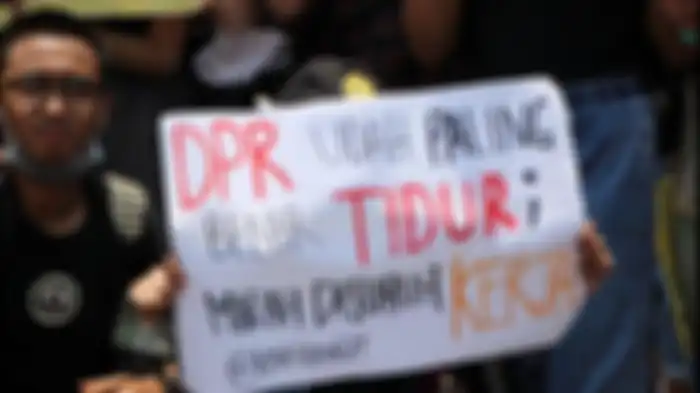 Mahasiswa di berbagai penjuru Indonesia serempak turun ke jalan berdemonstrasi, Selasa (24/9/2019). Di antara mereeka tak sedikit membawa poster bernada kocak. 