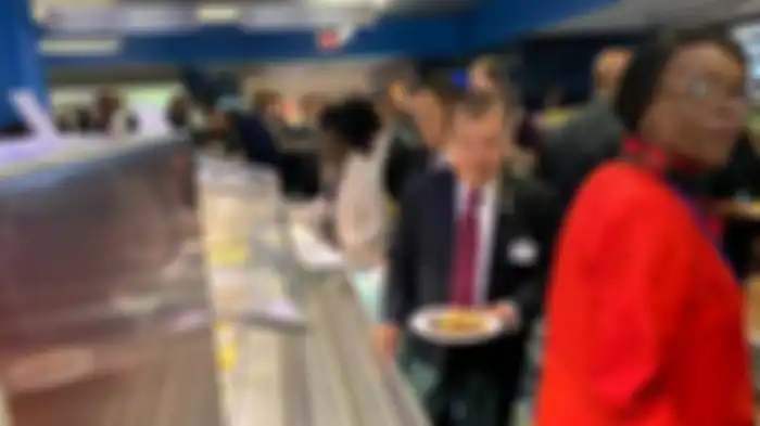 Wapres Jusuf Kalla saat ikut mengantre makanan di kantin markas PBB Newyork.