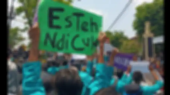 Mahasiswa di Solo serempak turun ke jalan berdemonstrasi, Selasa (24/9/2019). Di antara mereeka tak sedikit membawa poster bernada kocak. 