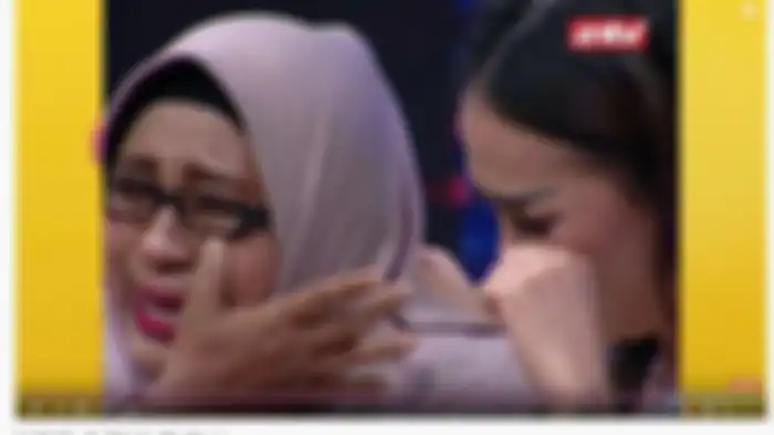 Keduanya menangis saat bercerita.  