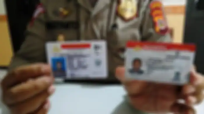 Kasi SIM Ditalantas Polda DIY, Kompol Sugiyanto menunjukkan perbedaan SIM lama dan Smart SIM, Rabu (25/9/2019).  