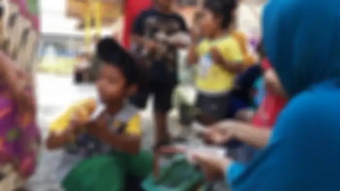 Endri Asep Sunoto bocah 9 tahun asal Desa Loning, Kecamatan Petarukan, Kabupaten Pemalang, saat menjajakan risol dan kue ke desa-desa di sekitar tempat tinggalnya, Kamis (3/10/2019). 