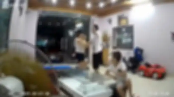 potret suami pukul istri di depan anak