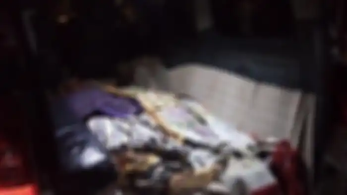 Jenazah Aiptu Pariadi dan istrinya berada di ambulan untuk dibawa ke rumah sakit guna menjalani otopsi