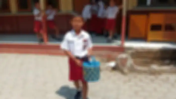 Nikolas saat berjualan di Sekolah di SDN Banyurip 3 Kecamatan Jenar, Sragen. 