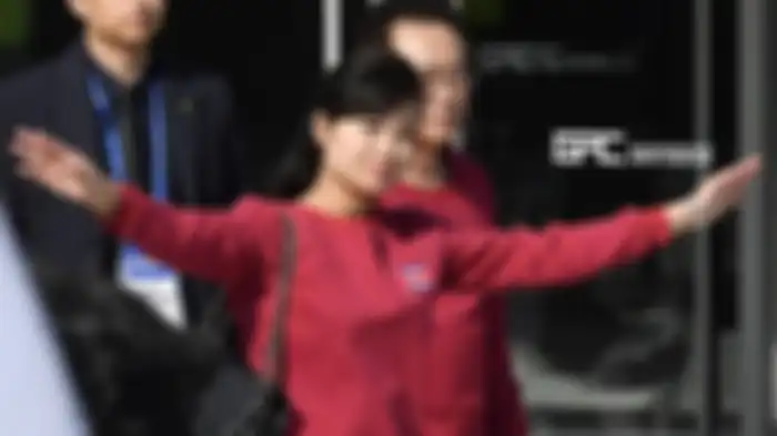 Hyon Song Wol yang dikabarkan mantan kekasih pemimpin Korea Utara, Kim Jong Un. Hyon dilaporkan pernah tewas ditembak pakai senapan mesin namun ternyata kabar itu salah.