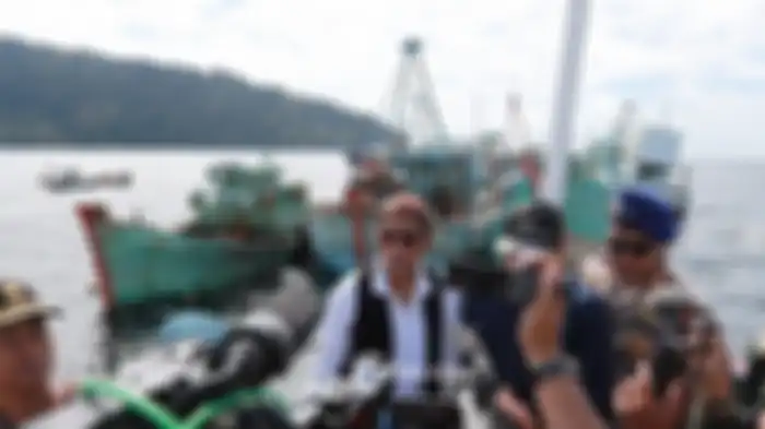 Menteri Kelautan dan Perikanan RI, Susi Pudjiastuti diwawancarai awak media setelah menyaksikan proses penenggelaman kapal ilegal fishing di perairan Pulau Datuk, Kabupaten Mempawah, Kalimantan Barat, Minggu (6/10/2019). Kementerian Kelautan dan Perikanan RI kembali menenggelamkan 42 kapal ilegal fi