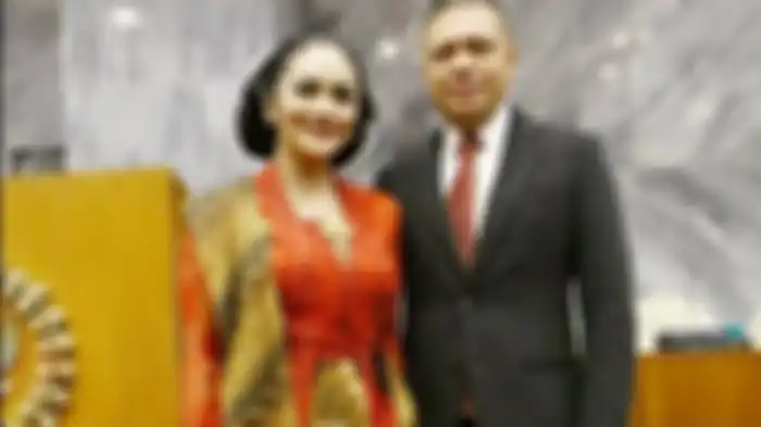 Raul Lemos mendampingi Krisdayanti saat pelantikan anggota DPR RI  