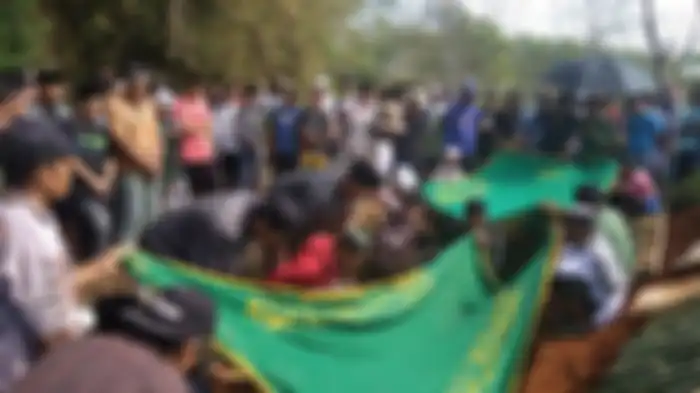 Pemakaman korban longsor di Cianjur. Kedua korban dimakamkan berdampingan. 