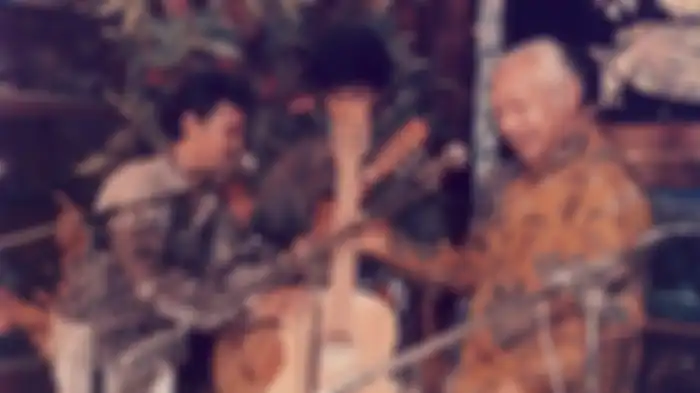 Ulang Tahun Bu Tien Bawa Berkah Bagi 4 Pengamen Jalanan 